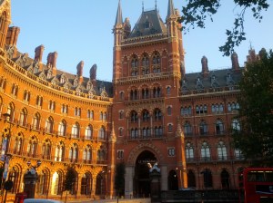 The façade of the listed building that houses St Pancras station. The part you see here is a rather fancy hotel. The trains stop just behind the front building. This is where I went to work. I actually took this picture one morning when I had time to spare. Absolutely magnificent, isn't it? Without a rival, my favourite building in London.